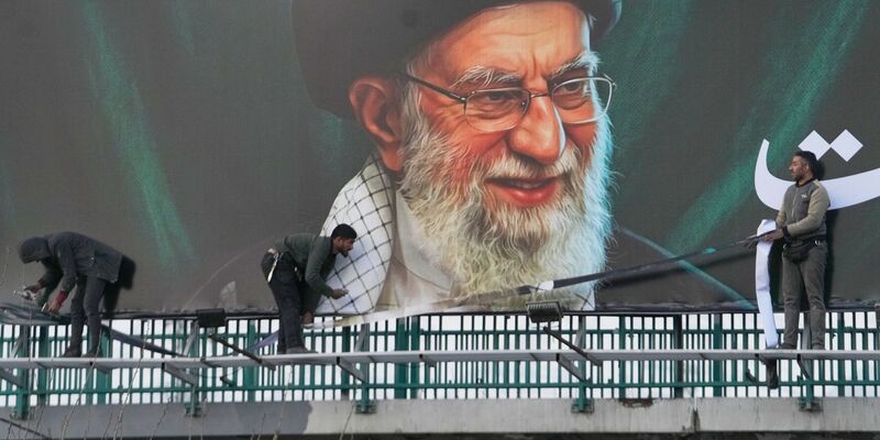 Plakatwand mit dem Porträt des von Israel getöteten iranischen Obersten Führers Chamenei. - Foto: Vahid Salemi/AP/dpa