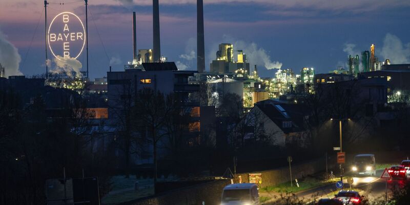 Bayer steckt in den roten Zahlen. - Foto: Oliver Berg/dpa