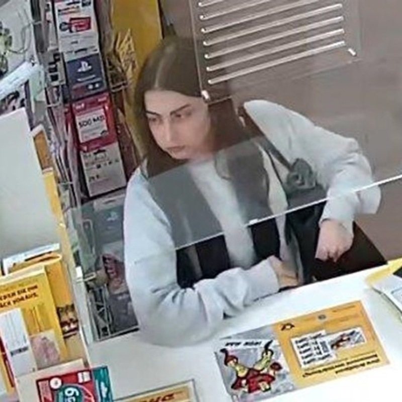 POL-HB: Nr.: 0158 --Öffentlichkeitsfahndung: Unbekannte eröffnete Konten mit verfälschtem Ausweis-- - Foto: presseportal.de