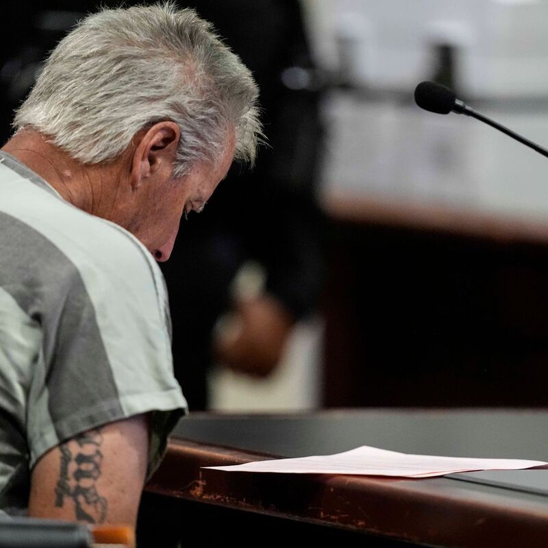 Ein 14-Jähriger tötete an einer Schule in Georgia 2024 mehrere Menschen. Nun ist sein Vater wegen Mordes verurteilt worden. (Archivbild) - Foto: Brynn Anderson/POOL AP/AP/dpa