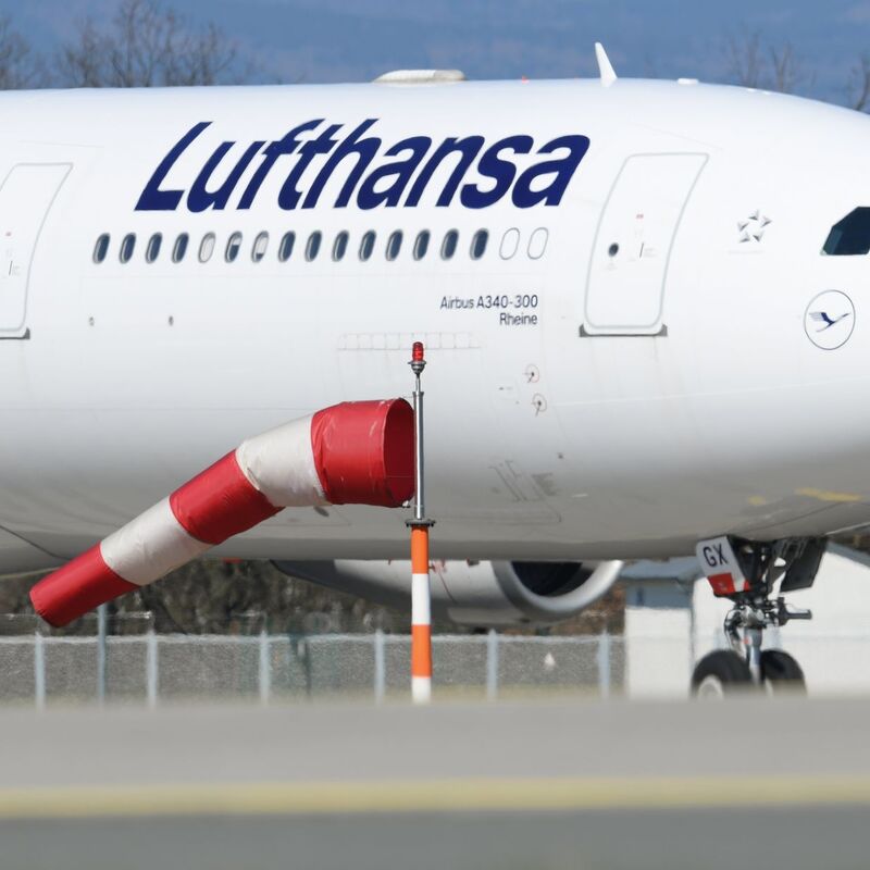 Die Bundesregierung schickt einen Lufthansa-Airbus zu einem ersten Evakuierungsflug nach Oman.  - Foto: Arne Dedert/dpa Pool/dpa