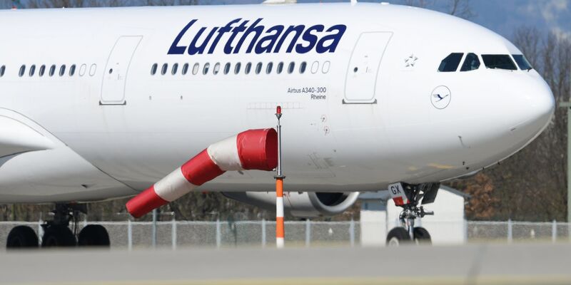 Die Bundesregierung schickt einen Lufthansa-Airbus zu einem ersten Evakuierungsflug nach Oman. - Foto: Arne Dedert/dpa Pool/dpa