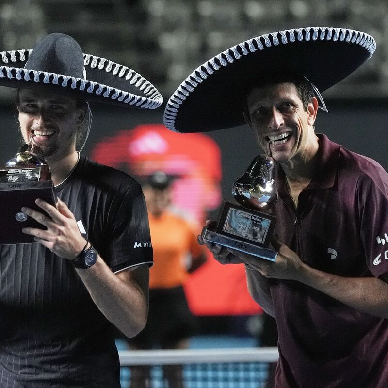 Alexander Zverev (l) bei der Siegerehrung mit Doppel-Partner Marcelo Melo. - Foto: Eduardo Verdugo/AP/dpa