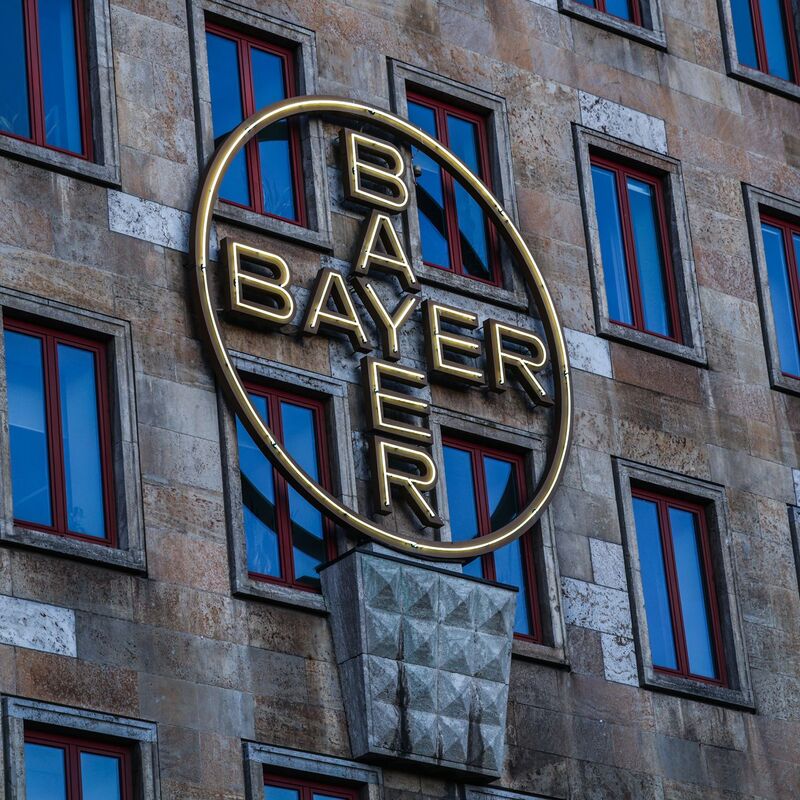 Das Bayerlogo an einem Verwaltungsgebäude in Leverkusen. - Foto: Oliver Berg/dpa