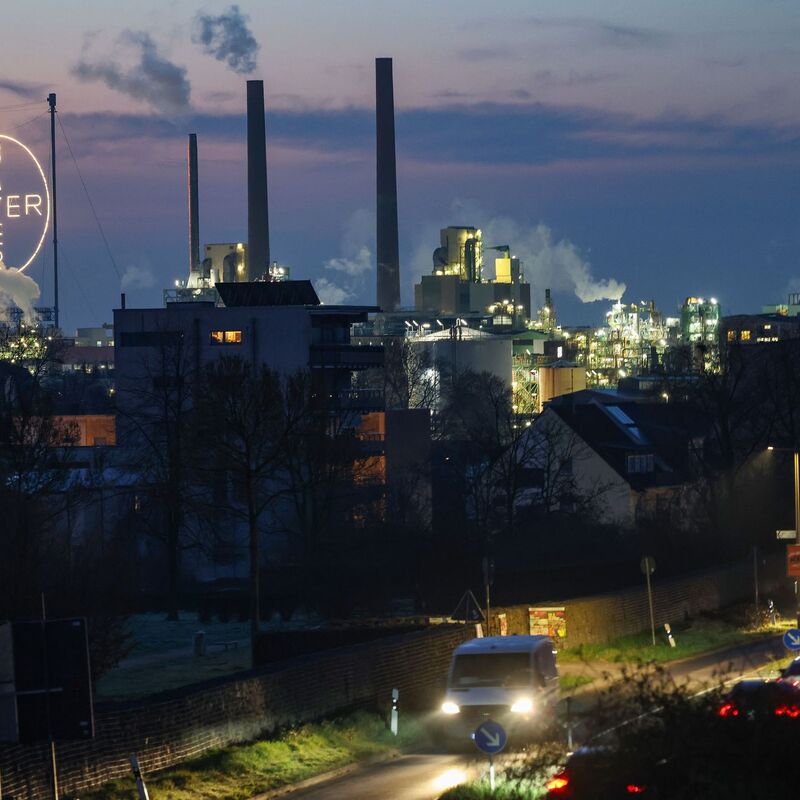 Bayer steckt in den roten Zahlen. - Foto: Oliver Berg/dpa