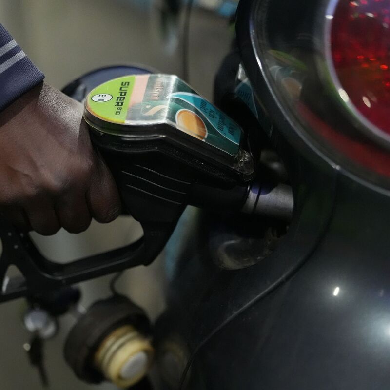 An der Tankstelle bekommen Autofahrer die Folgen des Iran-Krieges zu spüren.  - Foto: Marcus Brandt/dpa