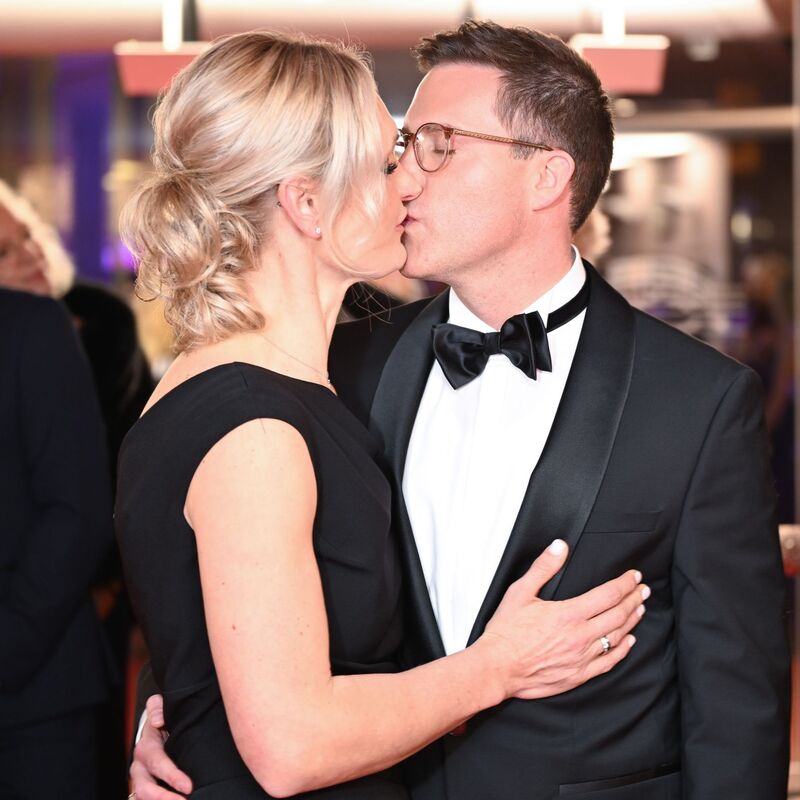 Manuel Hagel wird von seiner Ehefrau Franziska in Schutz genommen. Hier ein Kuss auf dem Landespresseball. (Archivbild) - Foto: Bernd Weißbrod/dpa