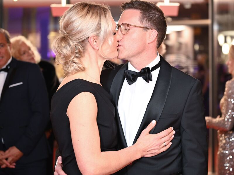 Manuel Hagel wird von seiner Ehefrau Franziska in Schutz genommen. Hier ein Kuss auf dem Landespresseball. (Archivbild) - Foto: Bernd Weißbrod/dpa