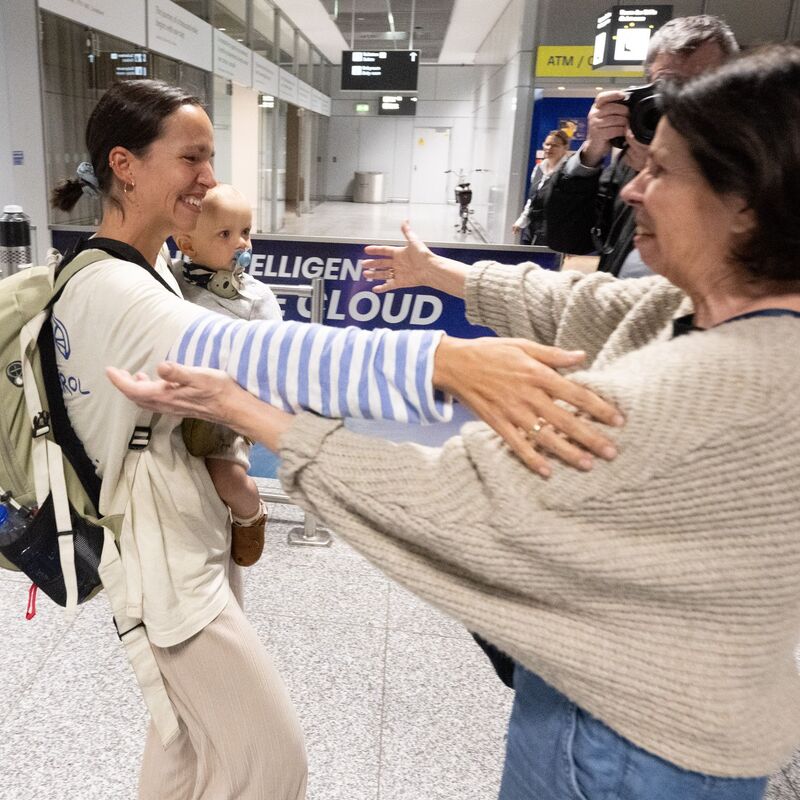 Menschen fielen ihren Lieben am Frankfurter Flughafen in die Arme. - Foto: Boris Roessler/dpa