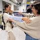 Menschen fielen ihren Lieben am Frankfurter Flughafen in die Arme. - Foto: Boris Roessler/dpa '.$caption.'