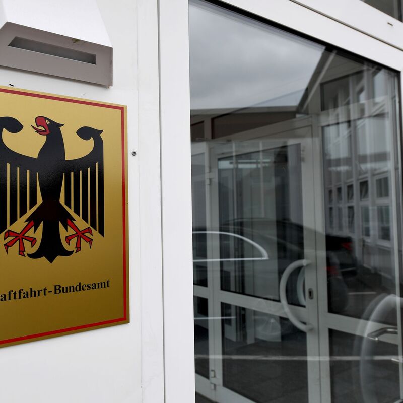 Das Kraftfahrt-Bundesamt veröffentlicht jeden Monat die neuen Zulassungszahlen von Neuwagen. (Archivbild) - Foto: Carsten Rehder/dpa