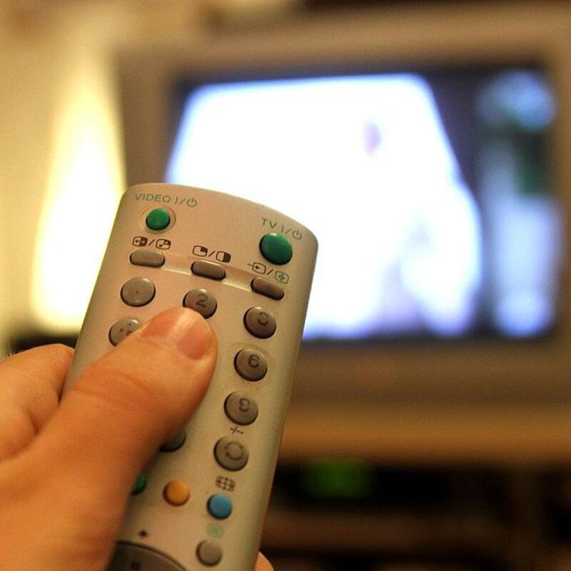 Fernsehzuschauer mit einer Fernbedienung (Archiv) - Foto: via dts Nachrichtenagentur