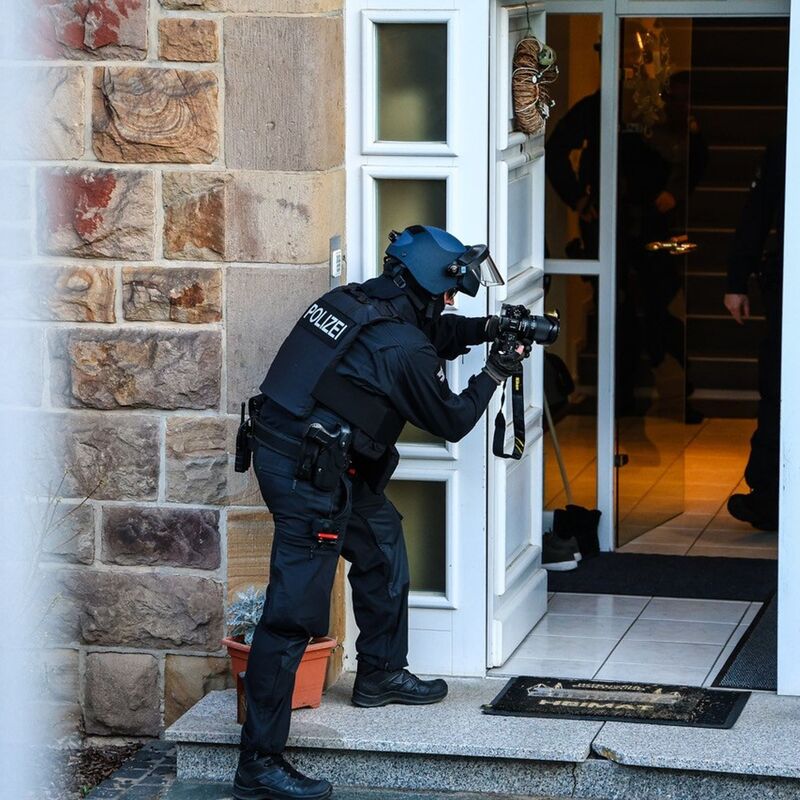 Bewaffnete Einsatzkräfte waren in Iserlohn vor Ort. - Foto: Alex Talash/dpa