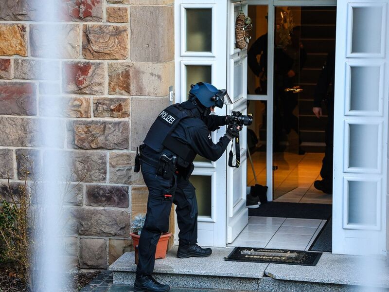 Bewaffnete Einsatzkräfte waren in Iserlohn vor Ort. - Foto: Alex Talash/dpa
