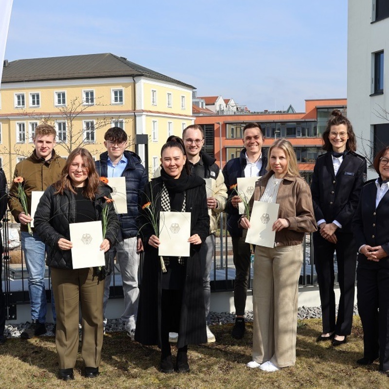 HZA-RO: Neueinstellungen für den gehobenen Dienst beim Hauptzollamt Rosenheim: Sieben Anwärterinnen und Anwärter für den gehobenen Dienst frisch vereidigt - Foto: presseportal.de