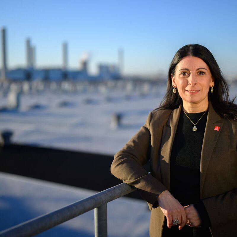 VW-Betriebsratschefin vor der Skyline des Wolfsburger VW-Werks. Von hier sollen künftig wieder mehr zentrale Ansagen kommen, fordert sie. - Foto: Julian Stratenschulte/dpa