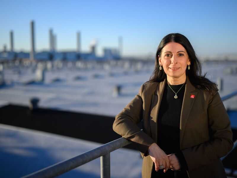 VW-Betriebsratschefin vor der Skyline des Wolfsburger VW-Werks. Von hier sollen künftig wieder mehr zentrale Ansagen kommen, fordert sie. - Foto: Julian Stratenschulte/dpa