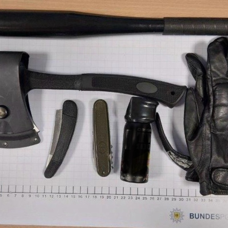 BPOL NRW: Mann setzt Pfefferspray bei Auseinandersetzung ein - Bundespolizei ermittelt und beschlagnahmt mehrere gefährliche Gegenstände - Foto: presseportal.de