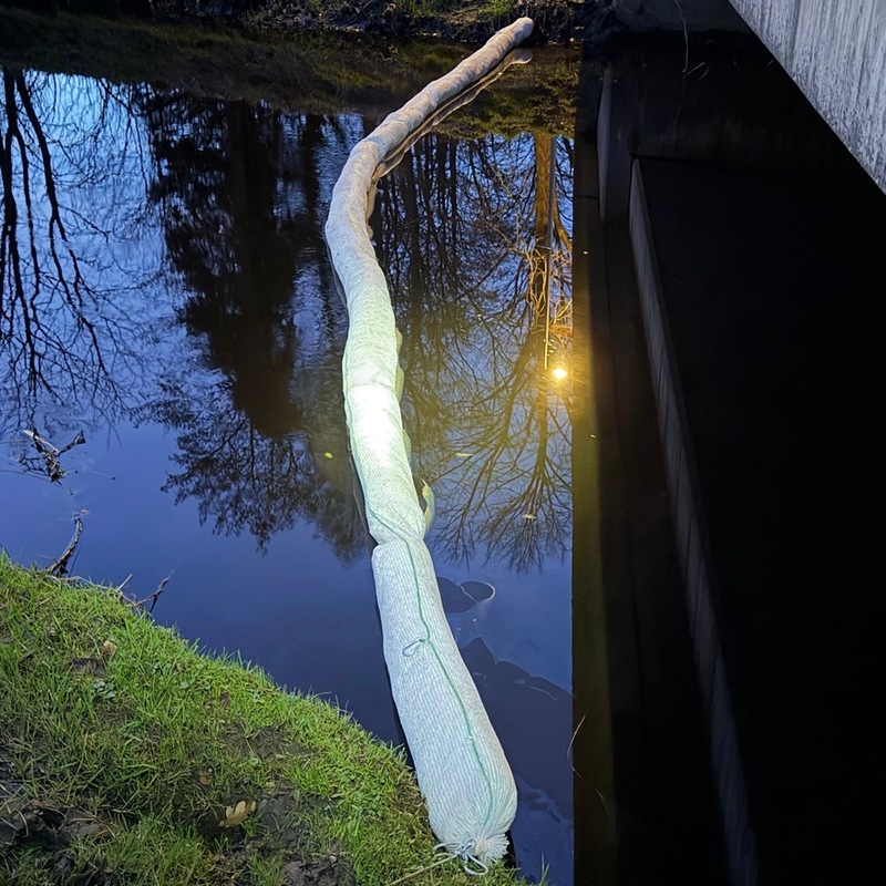 FW-AUR: Ausbreitung von Gewässerverunreinigung eingedämmt - Foto: presseportal.de