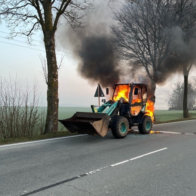 POL-HX: Radlader steht in Flammen - Foto: presseportal.de
