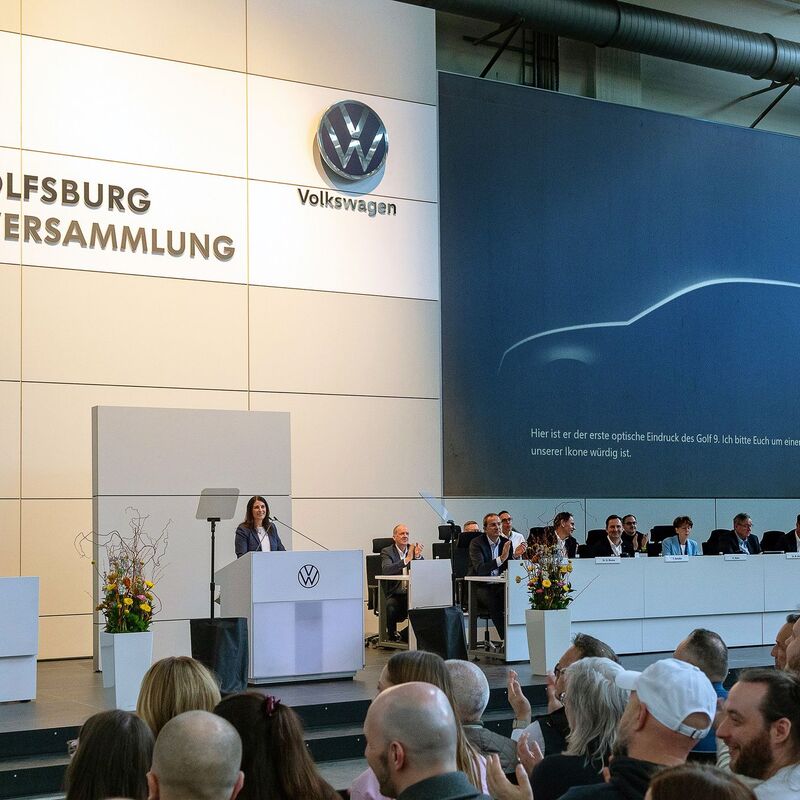Bei der VW-Betriebsversammlung sind die Umrisse des kommenden Golf 9 erstmals auf der Leinwand zu sehen. - Foto: Cem-Kerim Delikan/Volkswagen AG/dpa