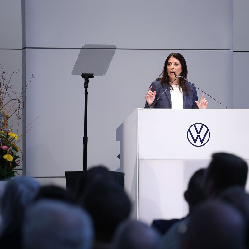 Betriebsratschefin Daniela Cavallo fordert in ihrer Rede klarere Vorgaben für Konzerntöchter wie Audi und Porsche. - Foto: Kevin Nobs/Volkswagen AG/dpa