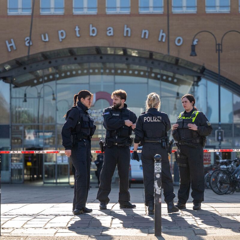 Ein Anrufer hatte über den Zentralruf der Polizei mitgeteilt, Sprengstoff sei im Bremer Hauptbahnhof abgelegt worden.  - Foto: Sina Schuldt/dpa