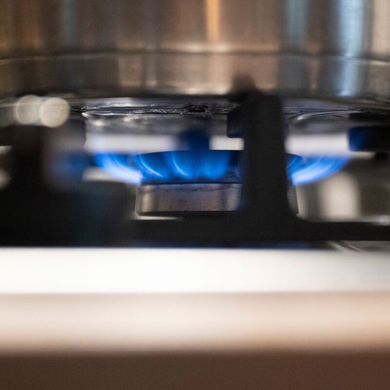 Nach dem Preissprung an den Energiemärkten bleibt unklar, ob Haushalte bald mehr für Strom und Gas zahlen müssen. (Symbolbild) - Foto: Marijan Murat/dpa