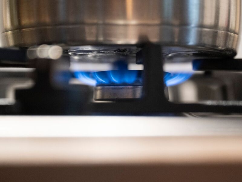 Nach dem Preissprung an den Energiemärkten bleibt unklar, ob Haushalte bald mehr für Strom und Gas zahlen müssen. (Symbolbild) - Foto: Marijan Murat/dpa