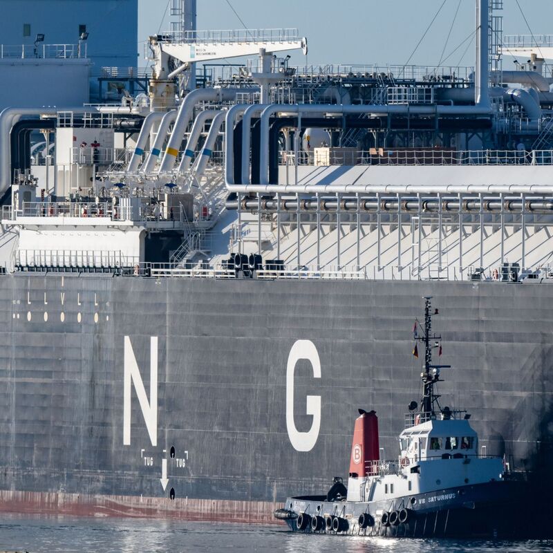 Am Mittwoch ankerten zahlreiche LNG-Tanker vor Katar im Persischen Golf. (Symbolbild) - Foto: Stefan Sauer/dpa