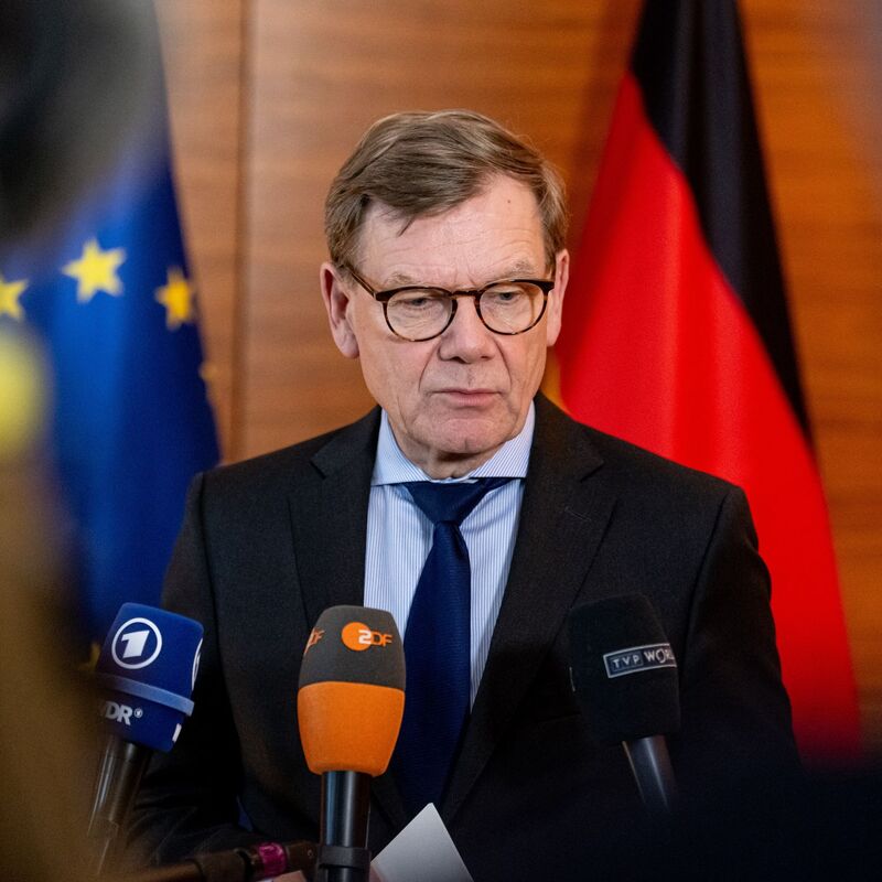 Außenminister Johann Wadephul (CDU) äußert sich am Rande eines Besuches in der polnischen Hauptstadt Warschau auch über die Rückholflüge für gestrandete deutsche Touristen in der Nahost-Region. - Foto: Fabian Sommer/dpa
