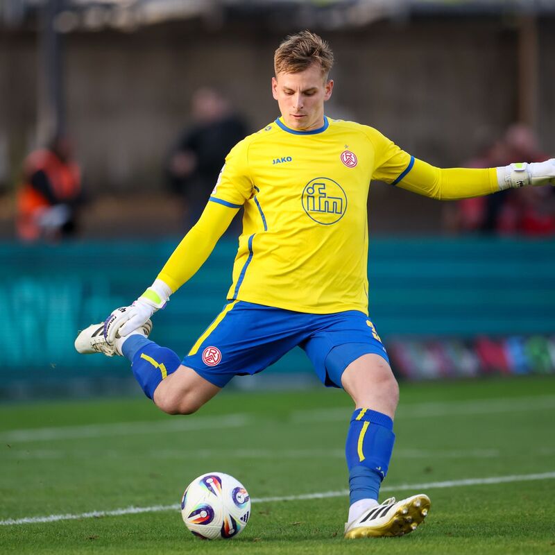 Essens Torwart Felix Wienand ist beim Spiel gegen Waldhof Mannheim von einem Böller verletzt worden. (Archivbild) - Foto: Christoph Reichwein/dpa