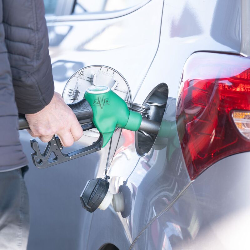 Die Bundesregierung will prüfen, ob die hohen Preise an der Tankstelle gerechtfertigt sind. - Foto: Sebastian Kahnert/dpa