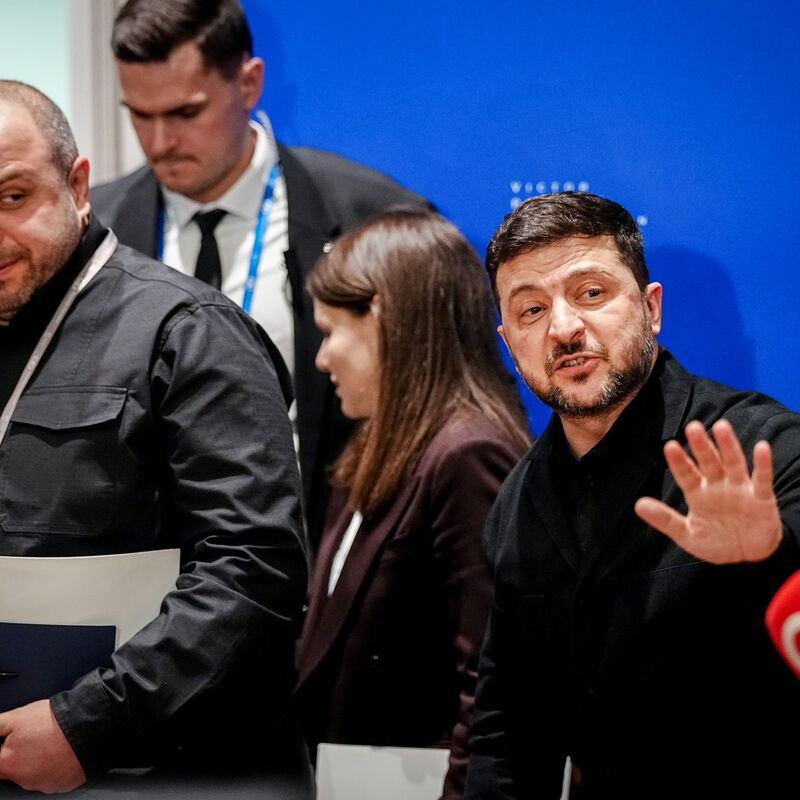 Der ukrainische Präsident Wolodymyr Selenskyj erklärt, dass die Friedensgespräche mit Russland unter US-Vermittlung wegen des Iran-Kriegs vertagt seien. (Archivbild) - Foto: Kay Nietfeld/dpa