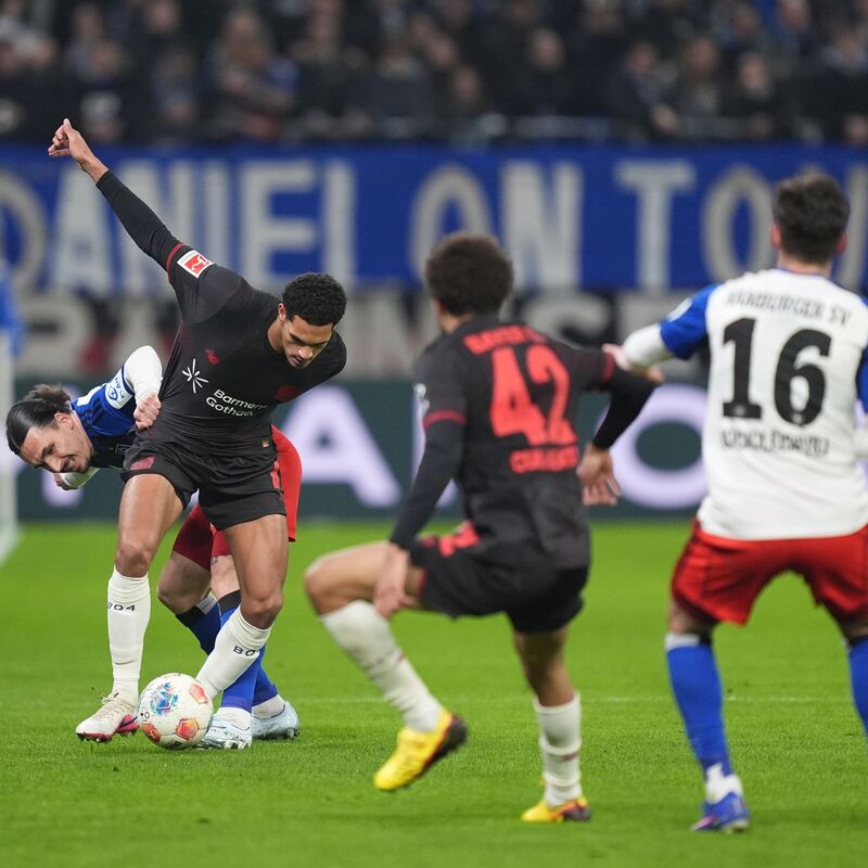 Kämpfen um den Ball: HSV-Profi Rayan Philippe Leverkusens Jarell Quansah. - Foto: Marcus Brandt/dpa