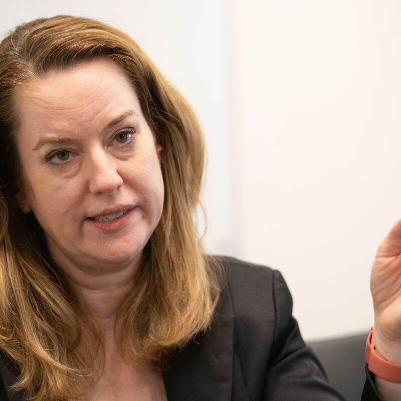 Amy Pope, Chefin der UN-Organisation für Migration, rät wegen des Iran-Kriegs zur Notfallplanung.  - Foto: Markus Lenhardt/dpa