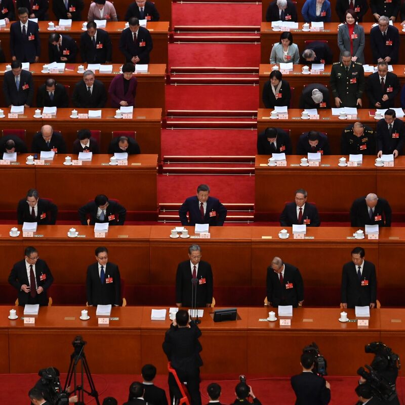 Auch Staats- und Parteichef Xi Jinping verfolgt in der Großen Halle des Volkes des Auftakt des Volkskongresses.  - Foto: Johannes Neudecker/dpa