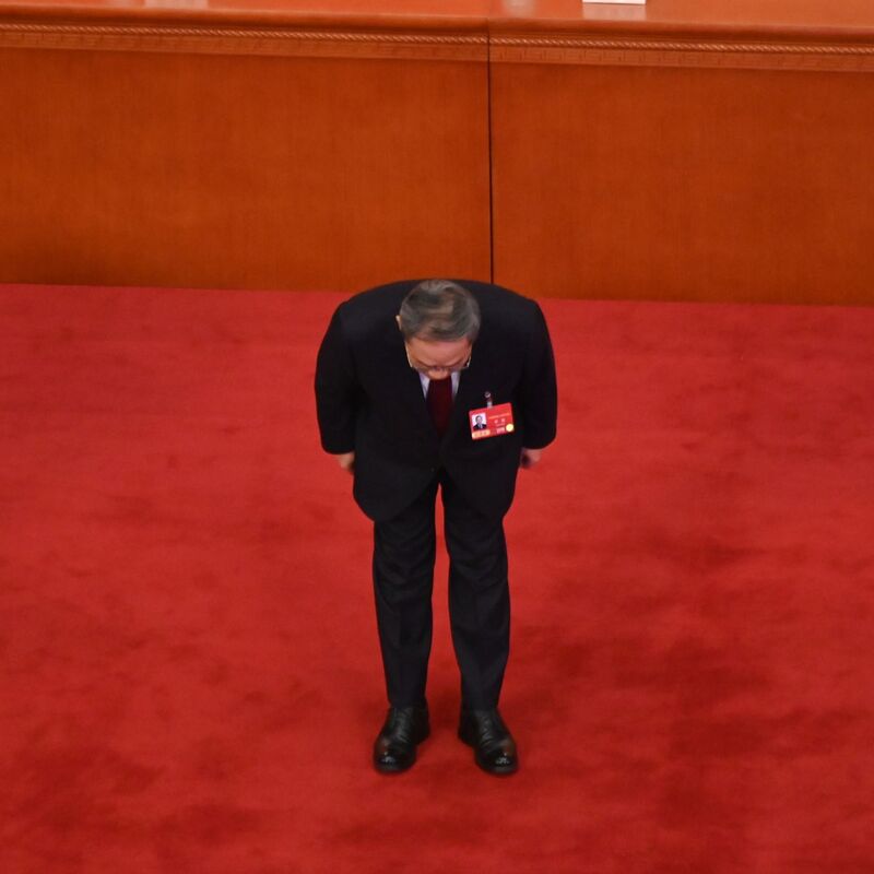 Vor seiner Rede verbeugte sich Ministerpräsident Li vor den Delegierten.  - Foto: Johannes Neudecker/dpa