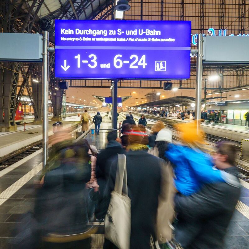 Kurzfristige Gleiswechsel sind die Fahrgäste ein großes Ärgernis. (Archivbild) - Foto: Andreas Arnold/dpa