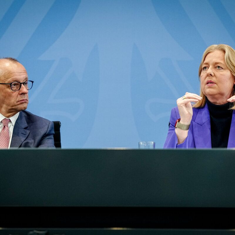 Arbeitsministerin Bärbel Bas (SPD) - hier mit Kanzler Friedrich Merz (CDU) - hatte die Reform nach den Koalitionsvorgaben vorgelegt. (Archivbild) - Foto: Kay Nietfeld/dpa