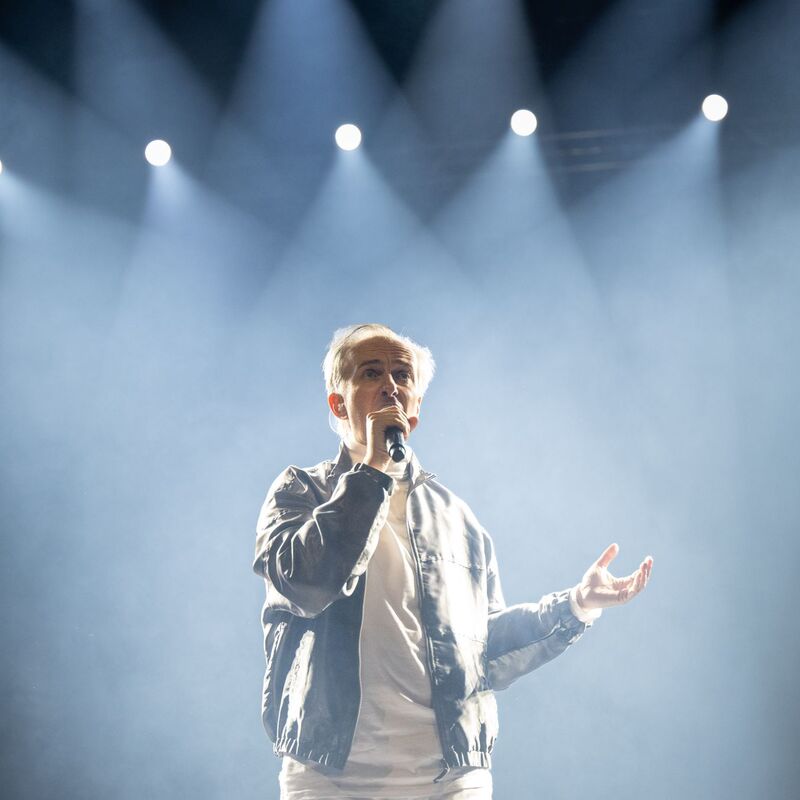 Jan Böhmermann will 2027 wieder in mehreren deutschen Städten auf der Bühne stehen. (Archivfoto) - Foto: Boris Roessler/dpa