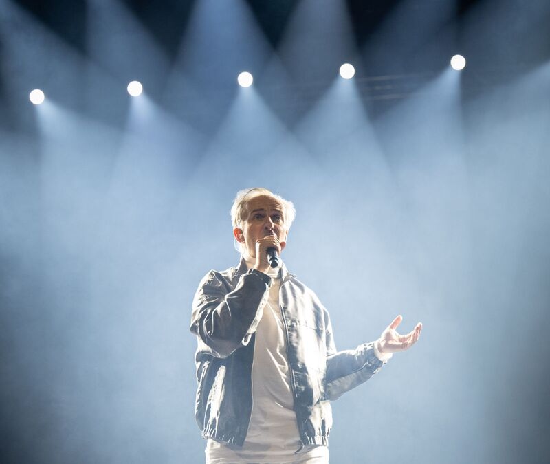 Jan Böhmermann will 2027 wieder in mehreren deutschen Städten auf der Bühne stehen. (Archivfoto) - Foto: Boris Roessler/dpa