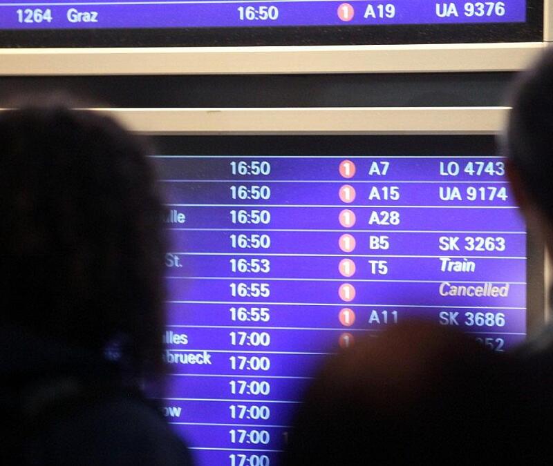 Passagiere vor Informationstafel am Frankfurter Flughafen - Foto: via dts Nachrichtenagentur