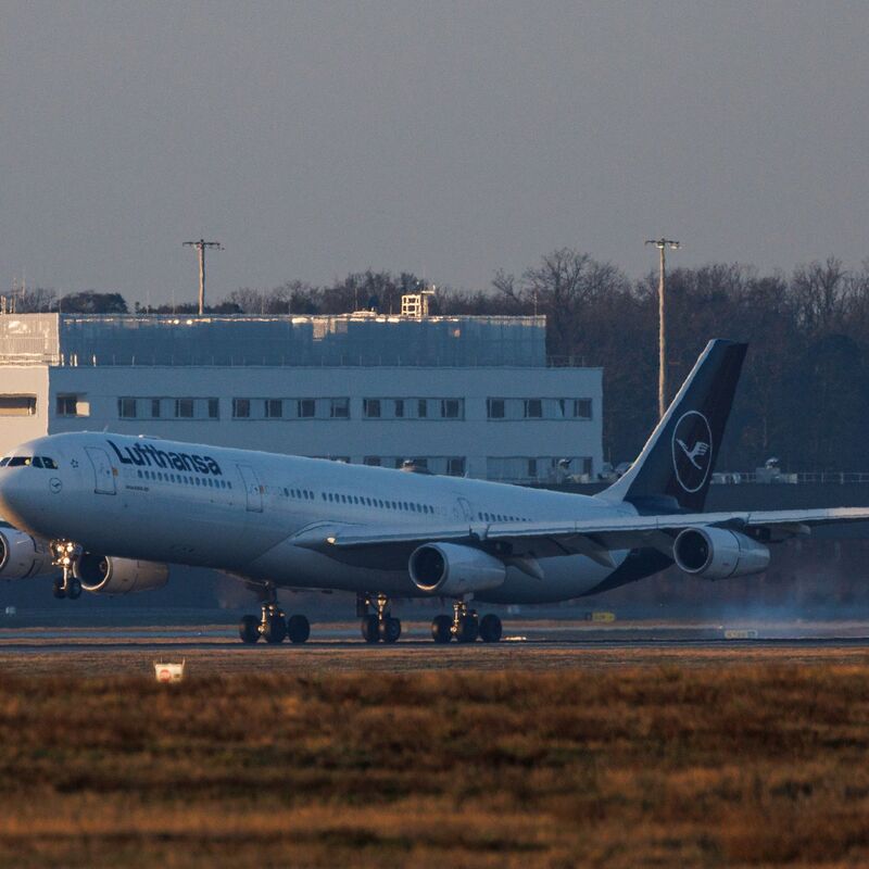 Schwangere, Kinder und Kranken hatten bei diesem Flug Vorrang. - Foto: Hannes P. Albert/dpa