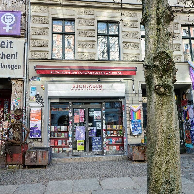 Der Berliner Buchladen «Zur schwankenden Weltkugel» wurde von der Liste der Einrichtungen gestrichen, die für den Deutschen Buchhandlungspreis vorgesehen waren. - Foto: Annette Riedl/dpa