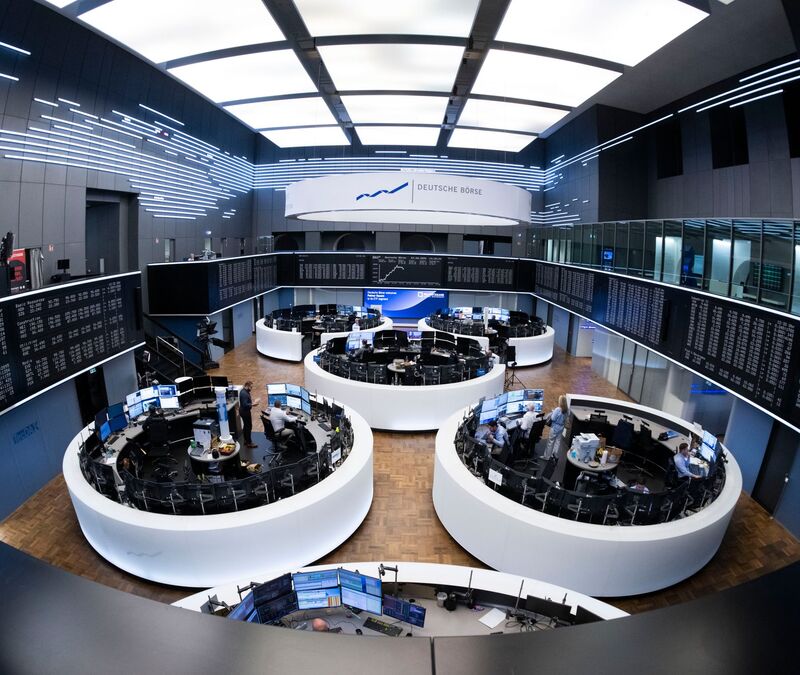 Handelssaal der Frankfurter Börse: In Deutschland nutzen auch Jahre nach der Corona-Pandemie viele Konzerne rein virtuelle Hauptversammlungen (Archivbild) - Foto: Boris Roessler/dpa