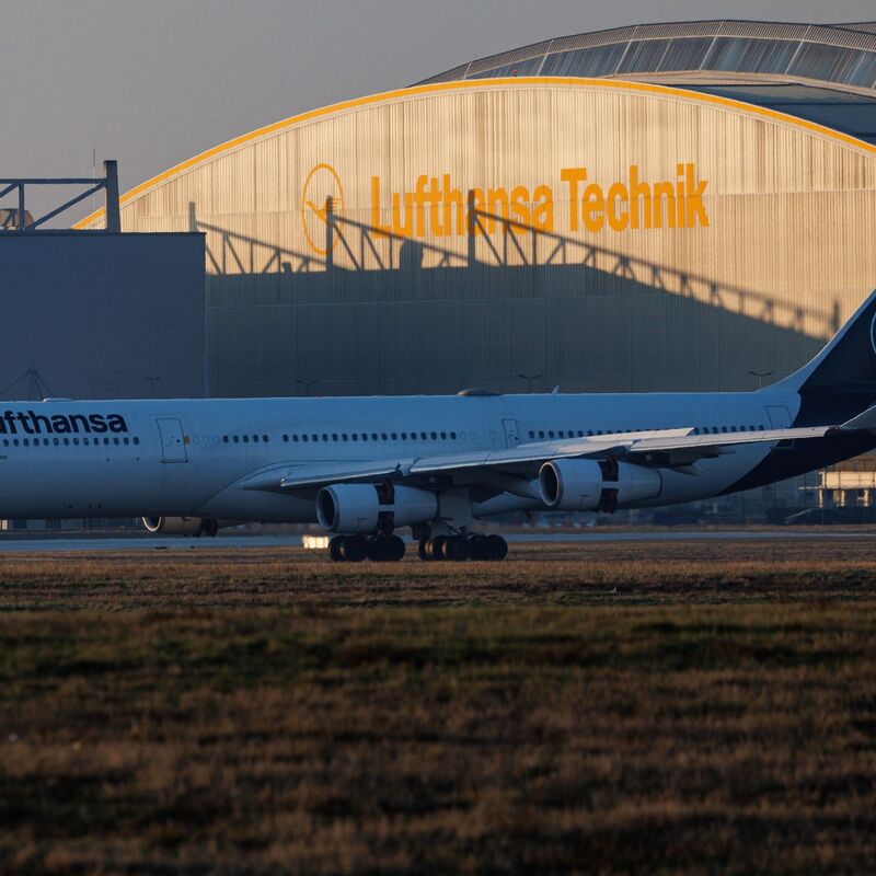 Wieder zu Hause: Der erste Evakuierungsflieger auf dem Frankfurter Airport. - Foto: Hannes P. Albert/dpa