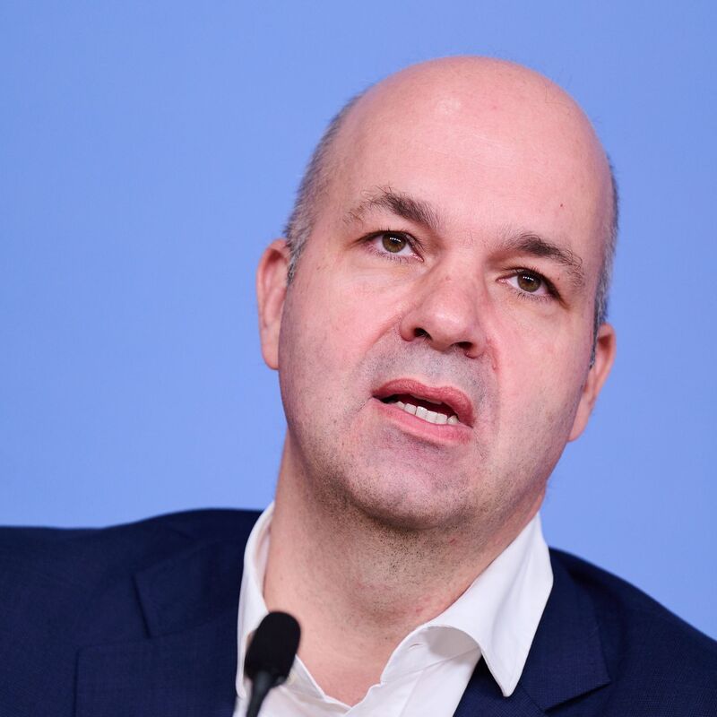 DIW-Präsident Marcel Fratzscher hielte eine Senkung der Mehrwertsteuer auf Lebensmittel für sinnvoller. (Archiv) - Foto: Annette Riedl/dpa