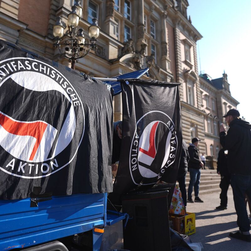 Dort, wo ansonsten auch der Block-Prozess verhandelt wird, stehen nun die mutmaßlichen Mitglieder der rechten Terrorgruppe «Letzte Verteidigungswelle» vor Gericht. - Foto: Marcus Brandt/dpa