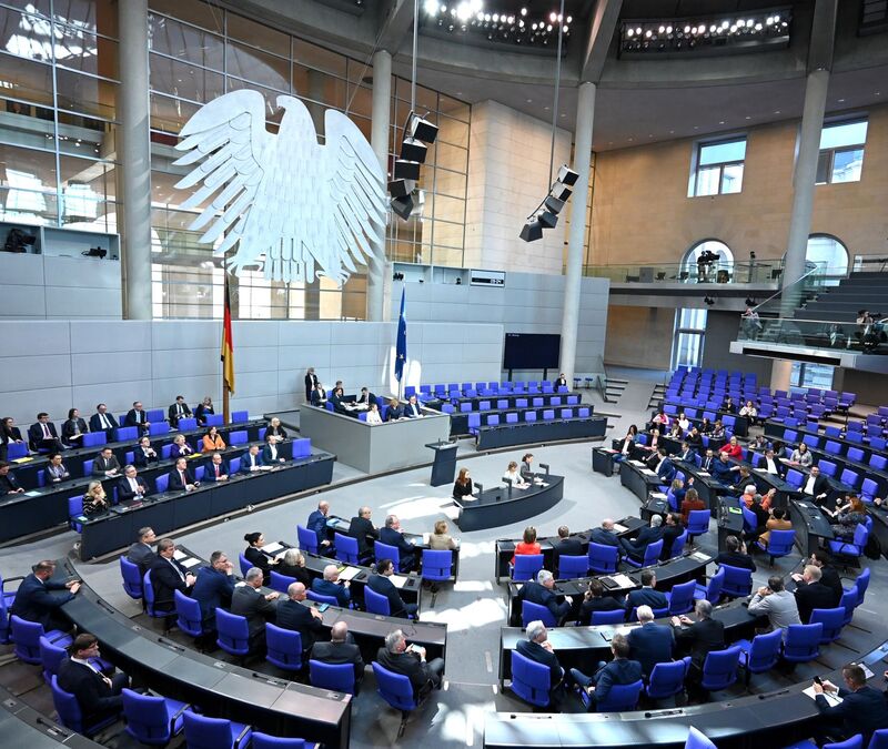Der Bundestag beriet am Donnerstag den Umbau des bisherigen Bürgergelds. - Foto: Elisa Schu/dpa